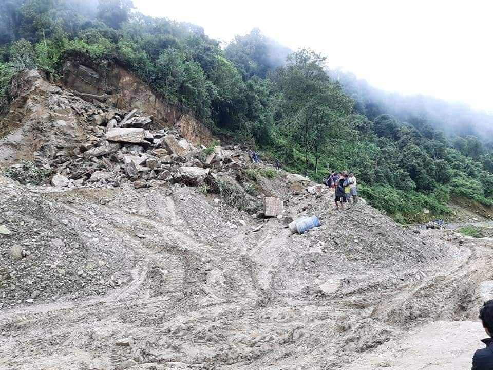 चिचिलामा सडक माथिको ढुङगा खसेर  स्काभेटर चालकको घटना स्थलमै मृत्यु