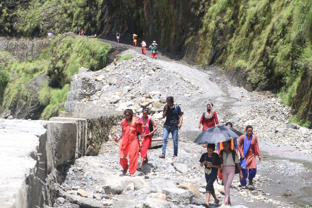 डेढ महिनादेखि दार्चुला–तिंकर सडक अवरुद्ध