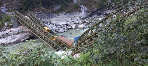 अरुण नदीको बेलीब्रिज भाँचियो, तीन वटा ट्रक भाँचिएकाे पुलमै अल्झीयो